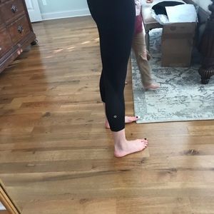 Black LuluLemon Capri leggings